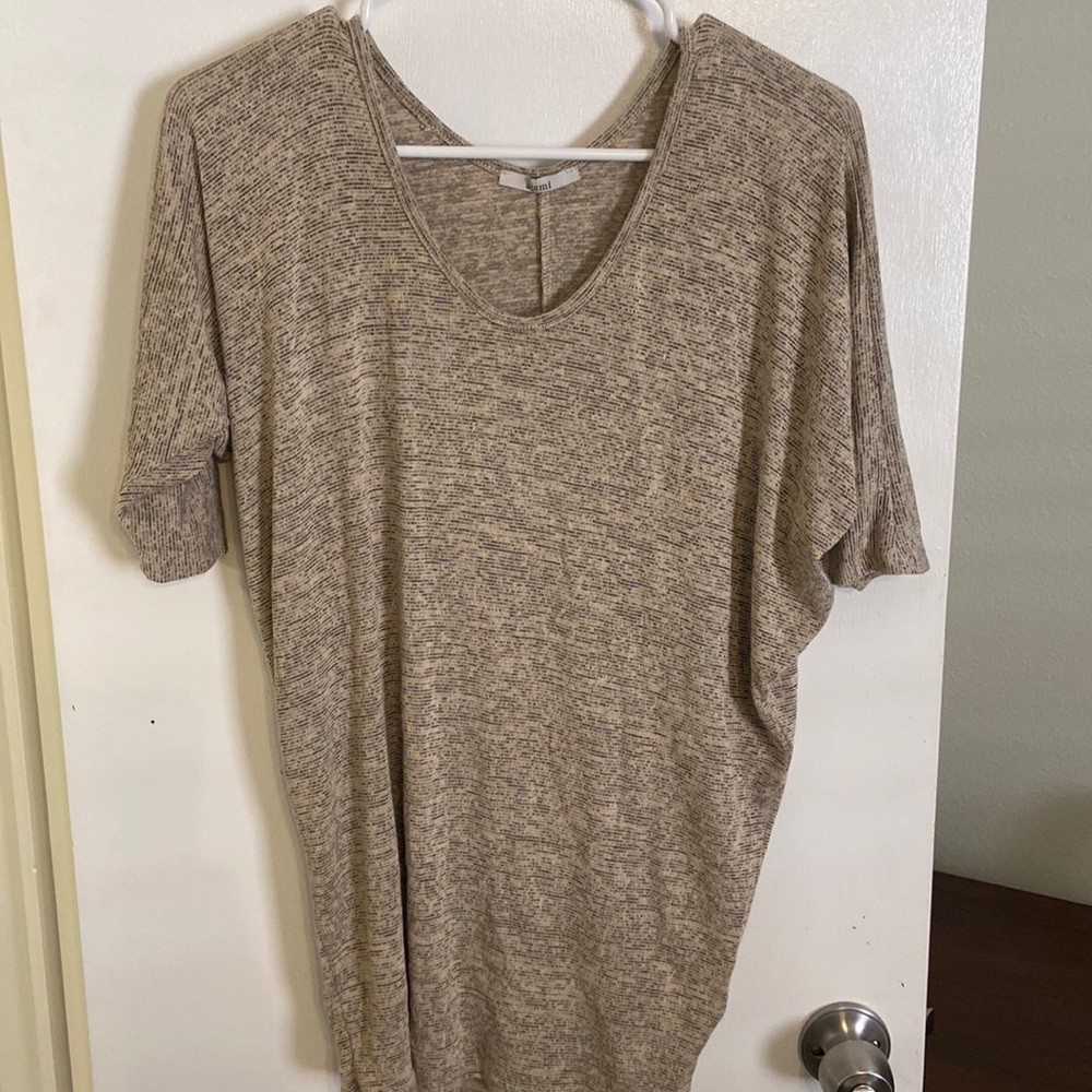Cute stretchy, tan speckled top.
